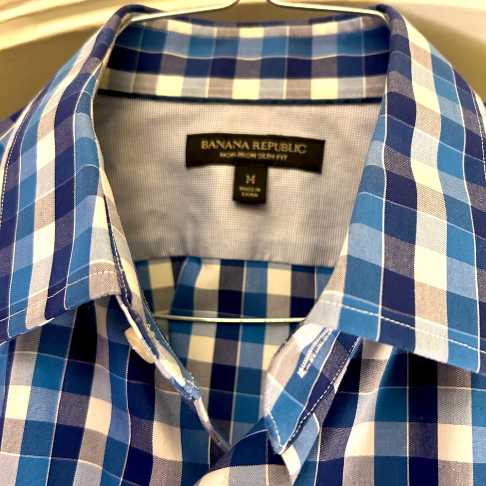 Brand New Banana Republic Button Down Casual Shirt Size Medium. Blue plaid.